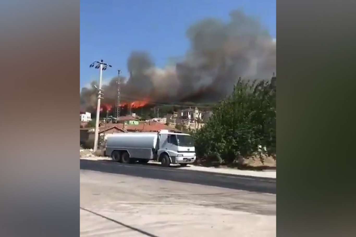 İzmir Foça'daki orman yangını yerleşim alanlarına yaklaşıyor